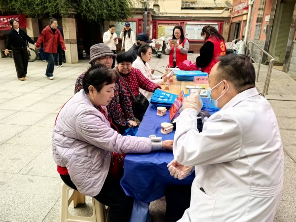 600安徽淮北：义诊服务“入口”  反邪知识“入心”图片1_副本.jpg